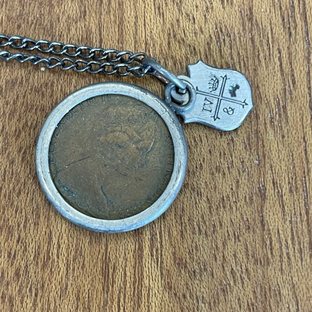 Queen Elizabeth II 1966 2 Pence Australian Coin Necklace Coat Of Arms Charm - Picture 2 of 5